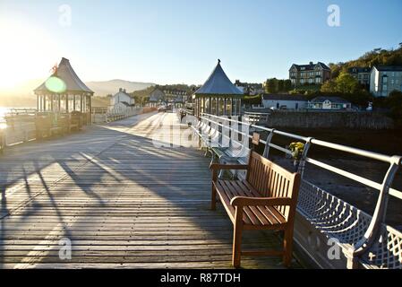 Una vista della sede e chioschi per Bangor Pier all'alba, Bangor, Gwynedd, Galles del Nord, Regno Unito Foto Stock