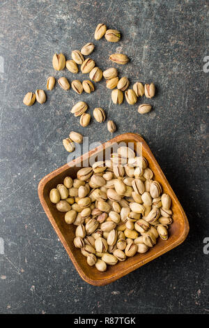 I pistacchi in ciotola di legno. Vista dall'alto. Foto Stock