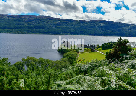 Le rovine del castello di Urquhart a Loch Ness in Scozia, paesaggi indimenticabili, fantastico castello Foto Stock