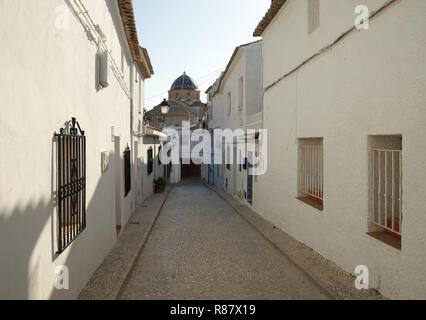 Strada di Altea Città Vecchia con la chiesa de la Mare de Déu del Consol ("Madonna del Conforto') in background. Provincia di Alicante, Spagna. Foto Stock