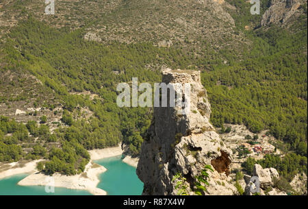 Vista dal Castillo de San Jose a El Castell de Guadalest, nella cittadina turistica di Guadalest, provincia di Alicante, Spagna Foto Stock