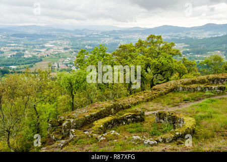 Guimaraes, Portogallo - 31 Maggio 2018 : La cittadella di Briteiros è un sito archeologico dell'Età del Ferro. Guimaraes, Portogallo Foto Stock