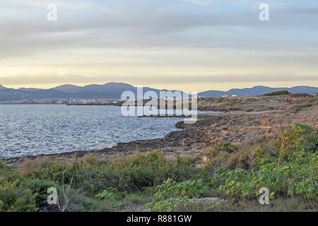 Robusto verde naturale e costa rocciosa dal mare Mediterraneo nel pomeriggio al di fuori di Palma de Mallorca, Spagna. Foto Stock