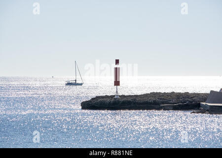 In barca a vela e pier con ingresso su una luminosa giornata di sole in dicembre a Mallorca, Spagna. Foto Stock