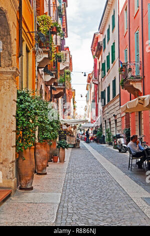 Stretta strada pedonale in Verona, Italia Foto Stock