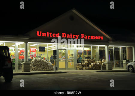 Cincinnati, Ohio / STATI UNITI D'AMERICA - Dicembre 28, 2016: una vetrina dell'Ohio-basato Regno gli agricoltori del settore lattiero aka UDF convenience store catena è mostrato in serata. Foto Stock