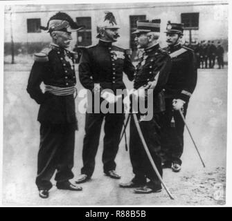 Il cap. Alfred Dreyfus, ritratto a figura intera, in piedi, rivolto verso sinistra, con tre altri francesi ufficiali militari, tutti in uniforme Foto Stock
