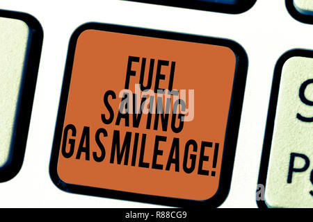 La grafia la scrittura di testo il risparmio di carburante distanza in miglia del gas. Concetto significato spendendo meno soldi a spese del veicolo di risparmio di gas dei tasti della tastiera intenzione di crear Foto Stock