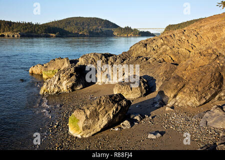 WA15533-00...WASHINGTON - Spiaggia del Nord sulle rive del Decepton passano al tramonto. Foto Stock