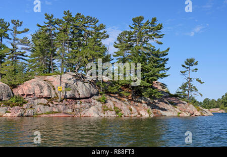 Isola remota sul Lago Huron costa in Killarney Provincial Park in Ontario, Canada Foto Stock