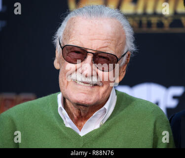 (FILE) Stan Lee muore a 95. Stan Lee, il leggendario scrittore ed editore della Marvel Comics di cui fantabulous ma viziato creazioni in lui una vera vita di supereroe dei fumetti per gli appassionati di libri ovunque, è morto. Egli è stato 95. Lee, che ha cominciato nel business nel 1939 e creato o co-creato Black Panther, Spider-Man, X-Men, il possente Thor, uomo del ferro I Fantastici Quattro, l'Incredibile Hulk, Daredevil e Ant-Man, tra innumerevoli altri caratteri, morì presto lunedì mattina a Cedars-Sinai Medical Center di Los Angeles, un rappresentante della famiglia ha riferito a Hollywood Reporter. HOLLYWOOD Los Angeles, Foto Stock