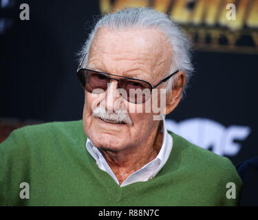 (FILE) Stan Lee muore a 95. Stan Lee, il leggendario scrittore ed editore della Marvel Comics di cui fantabulous ma viziato creazioni in lui una vera vita di supereroe dei fumetti per gli appassionati di libri ovunque, è morto. Egli è stato 95. Lee, che ha cominciato nel business nel 1939 e creato o co-creato Black Panther, Spider-Man, X-Men, il possente Thor, uomo del ferro I Fantastici Quattro, l'Incredibile Hulk, Daredevil e Ant-Man, tra innumerevoli altri caratteri, morì presto lunedì mattina a Cedars-Sinai Medical Center di Los Angeles, un rappresentante della famiglia ha riferito a Hollywood Reporter. HOLLYWOOD Los Angeles, Foto Stock