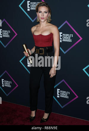 SANTA MONICA, Los Angeles, CA, Stati Uniti d'America - 11 novembre: attrice Scarlett Johansson indossa Versace (disegnato da Molly Dickson) pone in sala stampa al People's Choice Awards 2018 tenutasi a Barker Hangar su Novembre 11, 2018 in Santa Monica, Los Angeles, California, Stati Uniti. (Foto di Xavier COLLIN/Image Press Agency) Foto Stock