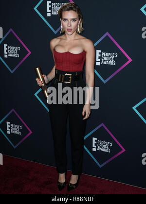 SANTA MONICA, Los Angeles, CA, Stati Uniti d'America - 11 novembre: attrice Scarlett Johansson indossa Versace (disegnato da Molly Dickson) pone in sala stampa al People's Choice Awards 2018 tenutasi a Barker Hangar su Novembre 11, 2018 in Santa Monica, Los Angeles, California, Stati Uniti. (Foto di Xavier COLLIN/Image Press Agency) Foto Stock