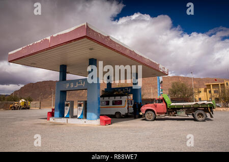 Il Marocco, Ziz River Gorge, Guers Tiallaline, villaggio petrom stazione di benzina nel mezzo del deserto Foto Stock