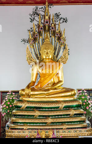 Aa golden bhudda nei giardini della cosa Pho o cosa Phra tempio del Bhudda reclinato a Bangkok in Tailandia Foto Stock