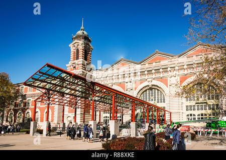 New York, Stati Uniti d'America, novembre 2016: l' entrata principale del Museo di immigrazione a Ellis Island in alto New York Bay Foto Stock