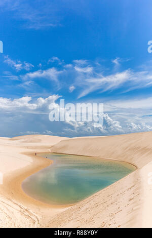 Il Lencois Maranhenses nel nord del Brasile, famoso per la sua acqua fresca laguna in un cielo blu giorno Foto Stock