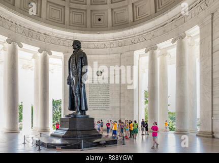 Jefferson Memorial interno con gli studenti, Washington DC, Stati Uniti d'America. Foto Stock