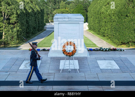 Custodita la tomba del Milite Ignoto, il Cimitero di Arlington, Virginia, Stati Uniti d'America. Foto Stock