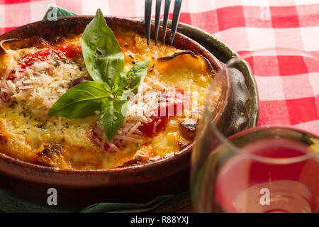 Inquadratura orizzontale di pane appena sfornato lasagne in una pentola di creta Foto Stock