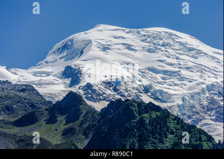 Vista della vetta del Mont Blanc, visto dalla valle vicino a Chamonix, Francia Foto Stock