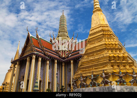 Pantheon reale e due Golden Chedis al Wat Phra Kaew, Bangkok, Thailandia. Foto Stock