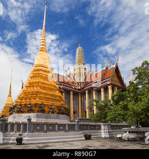 Golden Chedis e Pantheon Reale al Wat Phra Kaew, Bangkok, Thailandia. Foto Stock