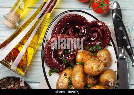 Polpo alla griglia con patate piccole con erbe e spezie. Vista superiore Foto Stock