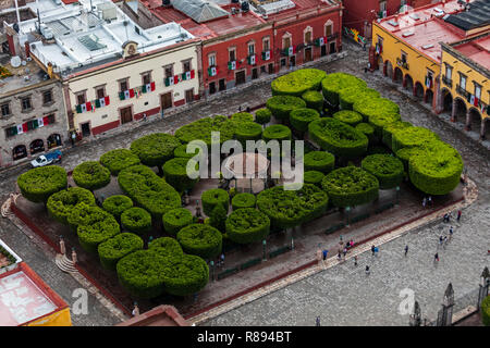 Le Jardin è la piazza centrale di San Miguel visto qui da un inizio di mattina giro in MONGOLFIERA - San Miguel De Allende, Messico Foto Stock