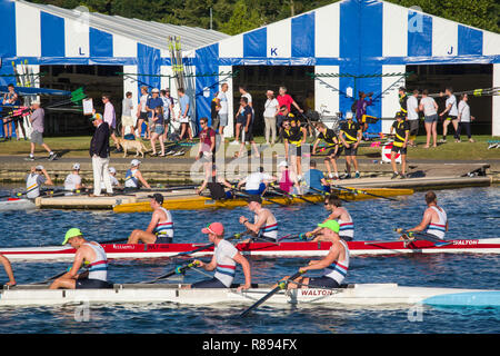 Giornata di qualifica a Henley Royal Regatta dove gli equipaggi provenienti da tutto il mondo per l'acqua Foto Stock