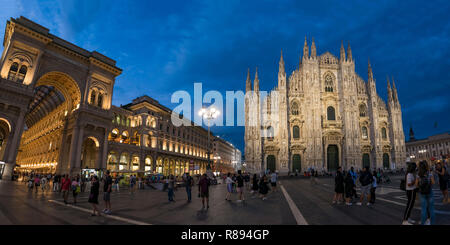 Orizzontale Verticale Con vista sulla piazza di notte in Milano, Italia. Foto Stock