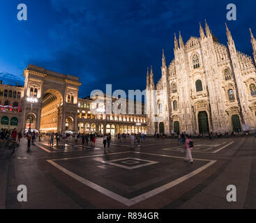 Vista sulla piazza di Piazza del Duomo di notte in Milano, Italia. Foto Stock