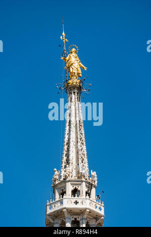 Vista verticale della Madonnina sulla cima del Duomo di Milano a Milano, Italia. Foto Stock