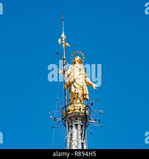 Vista sulla piazza della Madonna statua sulla cima del Duomo di Milano a Milano, Italia. Foto Stock