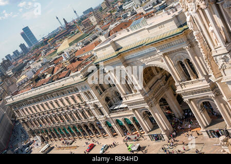 Antenna orizzontale vista della Galleria Vittorio Emanuele II centro dello shopping di Milano, Italia. Foto Stock