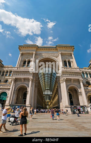 Vista verticale della Galleria Vittorio Emanuele II centro dello shopping di Milano, Italia. Foto Stock