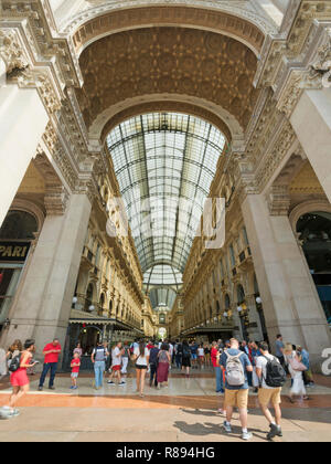 Vista verticale della Galleria Vittorio Emanuele II centro dello shopping di Milano, Italia. Foto Stock