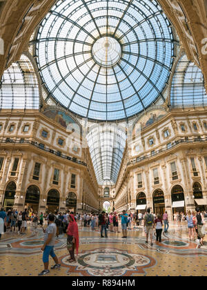 Vista verticale all'interno di Galleria Vittorio Emanuele II a Milano, Italia. Foto Stock