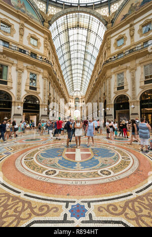 Vista verticale all'interno di Galleria Vittorio Emanuele II a Milano, Italia. Foto Stock