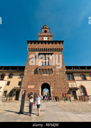 Vista verticale all'interno del Castello Sforzesco di Milano, Italia. Foto Stock