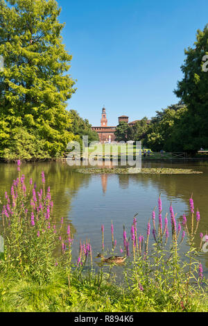 Vista verticale del Castello Sforzesco di Milano, Italia. Foto Stock