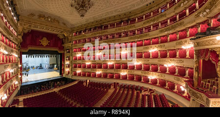 Vista orizzontale all'interno del Teatro alla Scala di Milano, Italia. Foto Stock