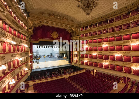 Vista orizzontale all'interno del Teatro alla Scala di Milano, Italia. Foto Stock