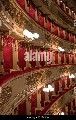 Vista verticale all'interno del Teatro alla Scala di Milano, Italia. Foto Stock