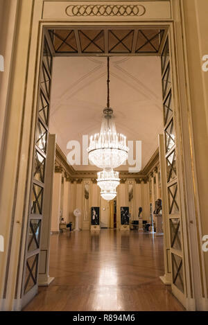 Vista verticale all'interno del Teatro alla Scala di Milano, Italia. Foto Stock