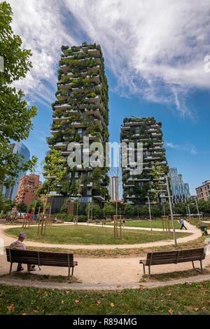 Vista verticale del Bosco Verticale a Milano, Italia. Foto Stock