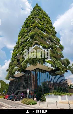 Vista verticale del Bosco Verticale a Milano, Italia. Foto Stock