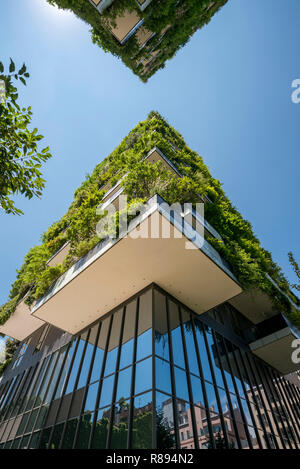 Vista verticale del Bosco Verticale a Milano, Italia. Foto Stock