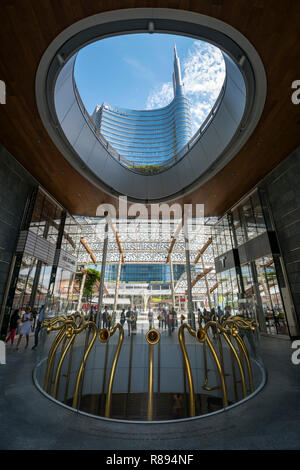 Orizzontale Verticale Con vista sulla piazza della Torre di UniCredit a Milano, Italia. Foto Stock